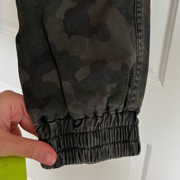 Aritzia TNA camoflouage camo print pant jogger - Picture 3 of 4